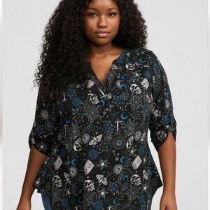 Torrid NWT Size 4 Harper Challis 3/4 Sleeve Black and Blue Celestial Print Top